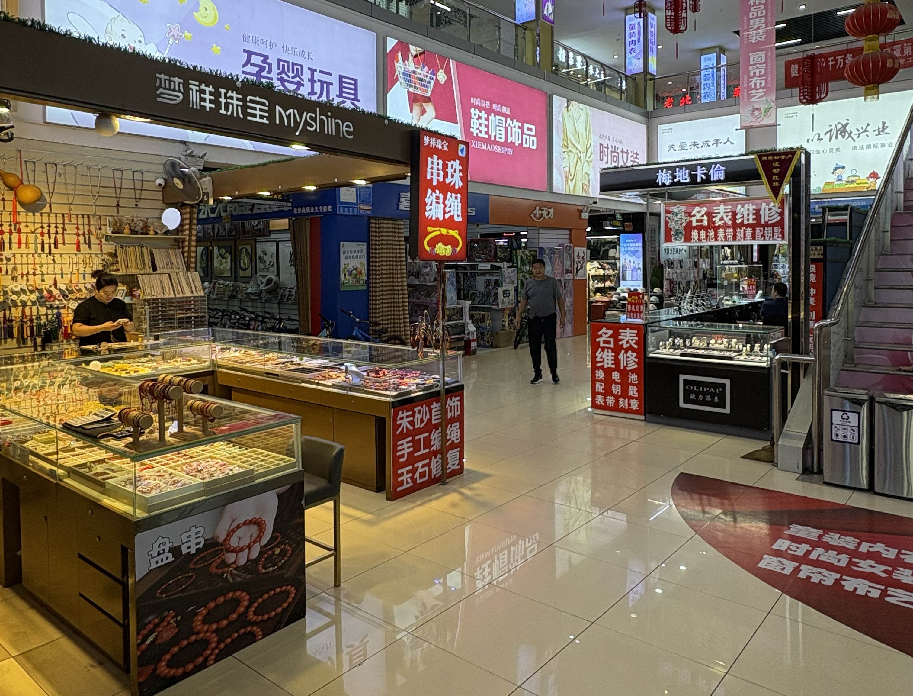 太原梦祥手作 店内柜台与手工编绳工作区